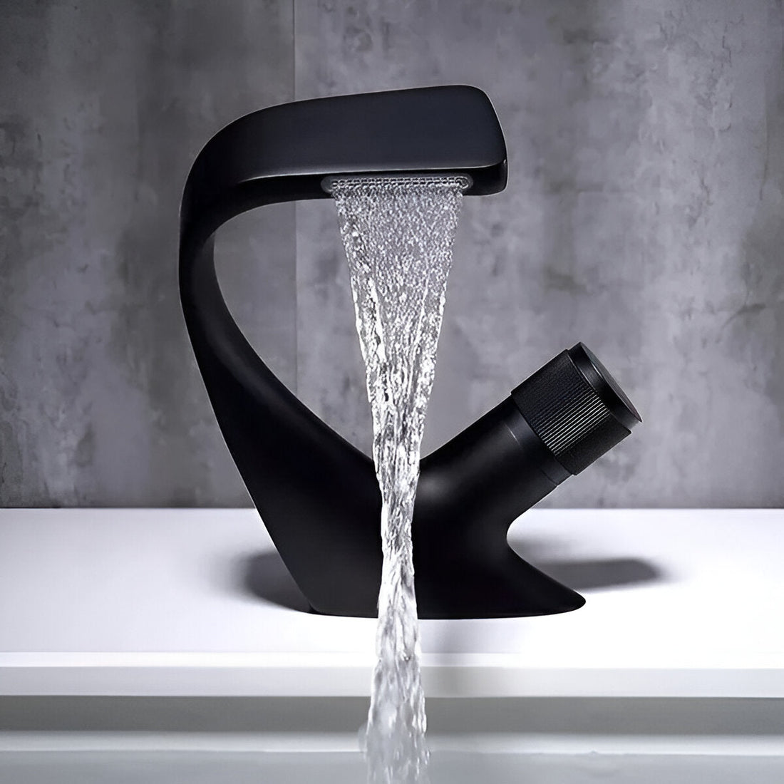 Robinet noir mat dans une salle de bain moderne