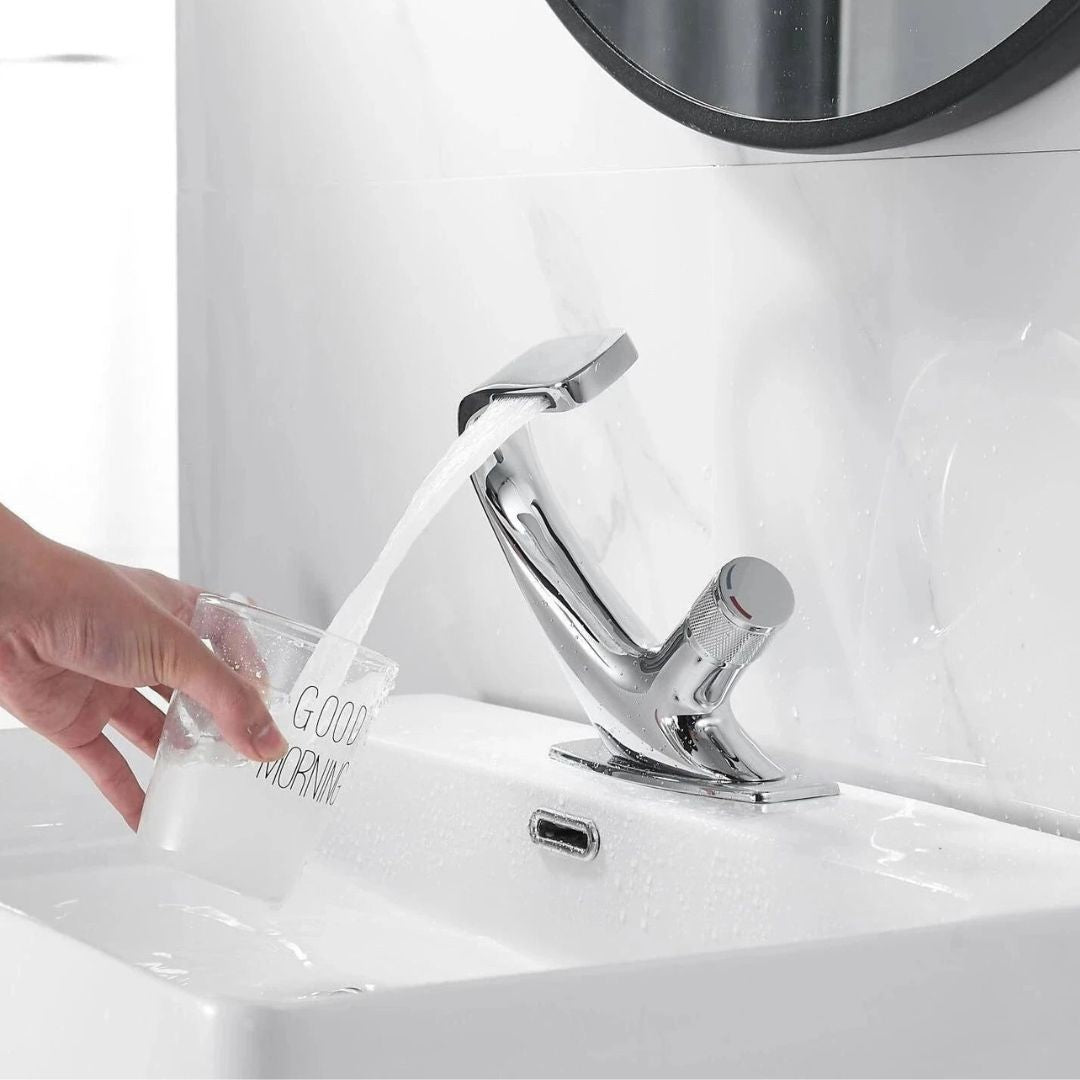 Robinet cascade chrome sur vasque blanche — jet en lame plate