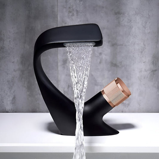 Robinet vasque cascade bicolore noir et or sur lavabo design contemporain